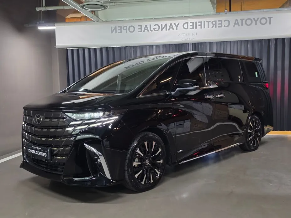 Toyota Alphard — фото 1