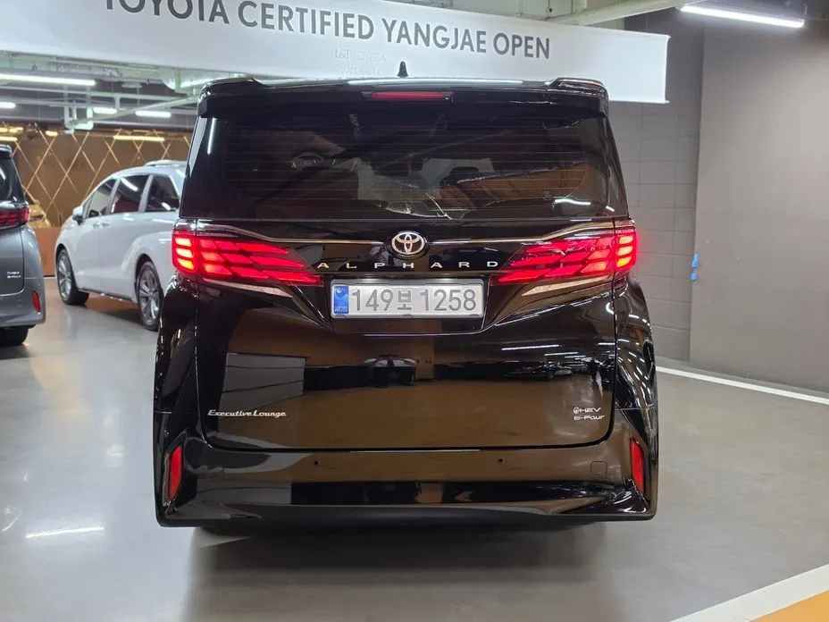 Toyota Alphard — фото 2