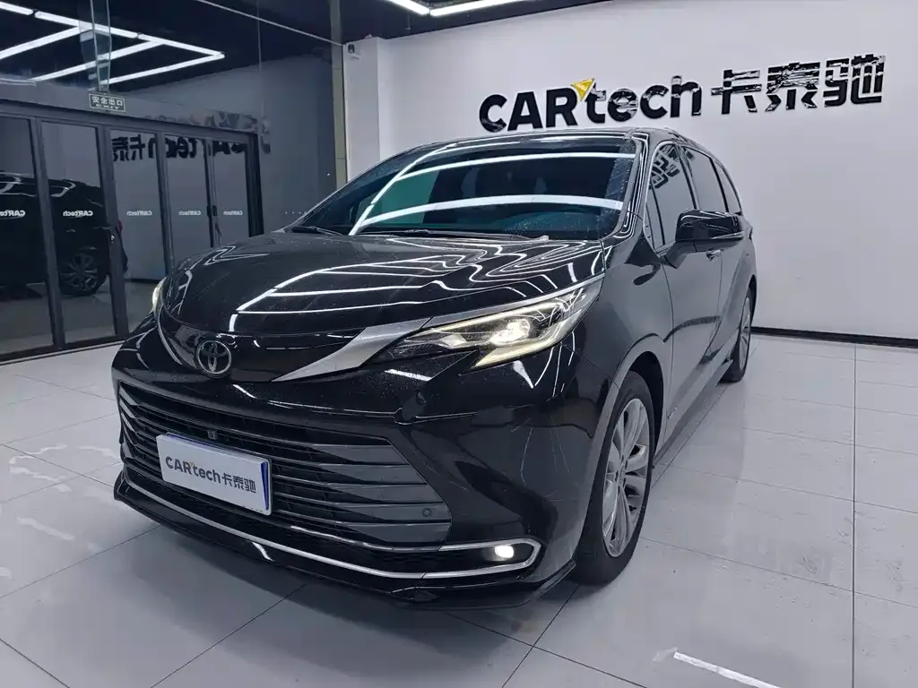 Toyota Sienna — фото 1