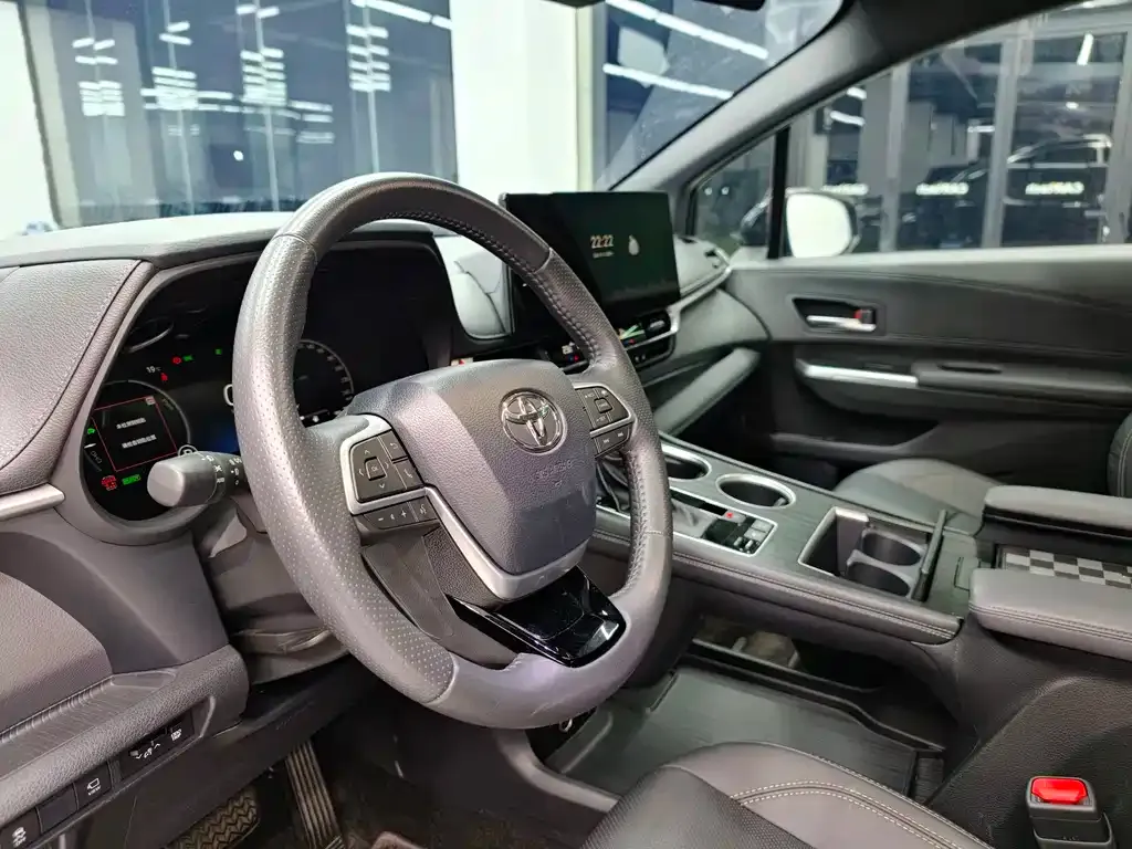 Toyota Sienna — фото 5