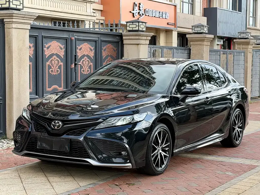 Toyota Camry — фото 1