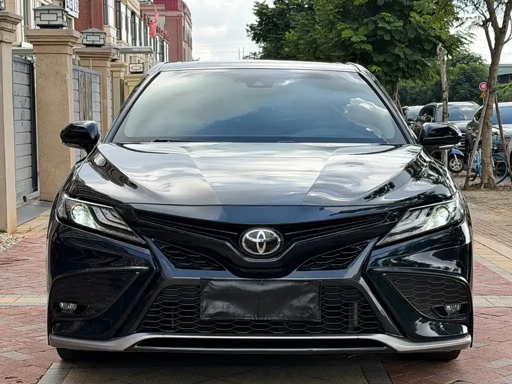 Toyota Camry — фото 2