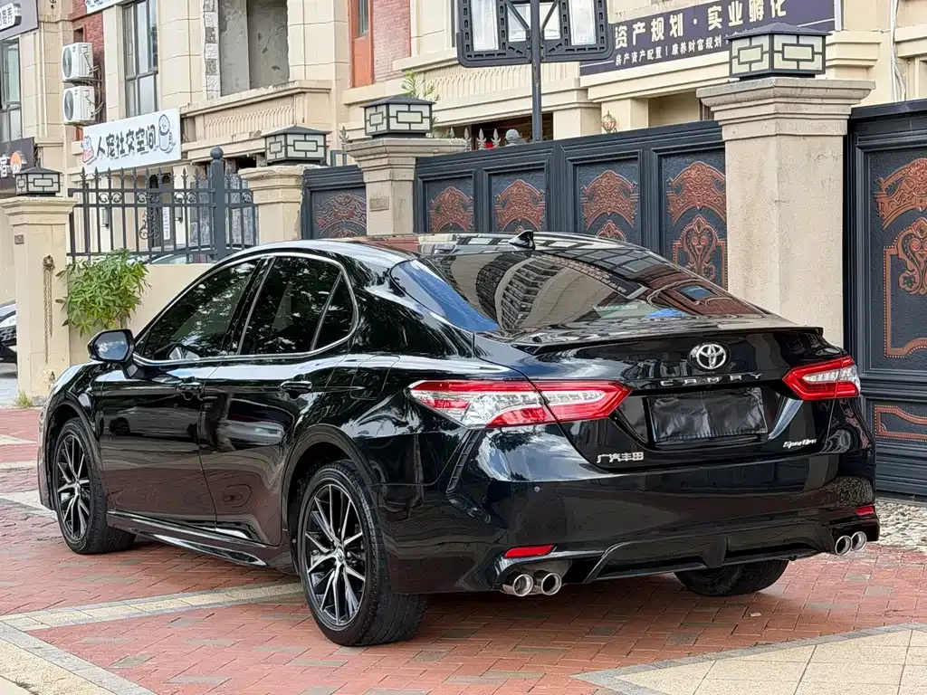 Toyota Camry — фото 9