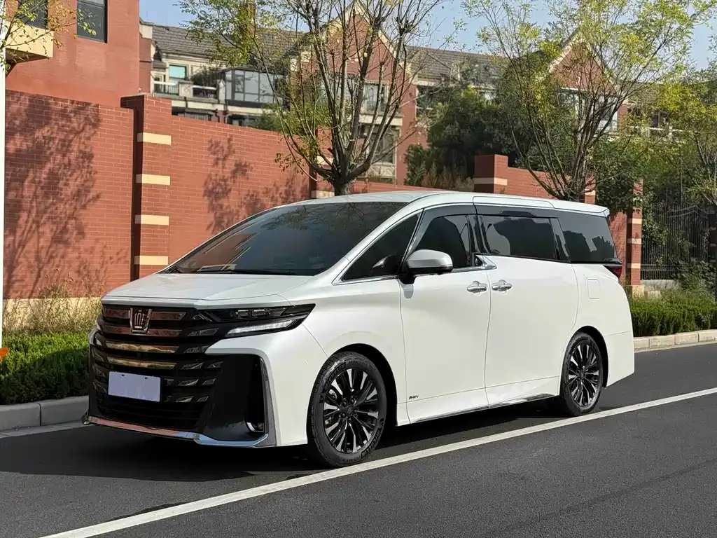 Toyota Vellfire — фото 1