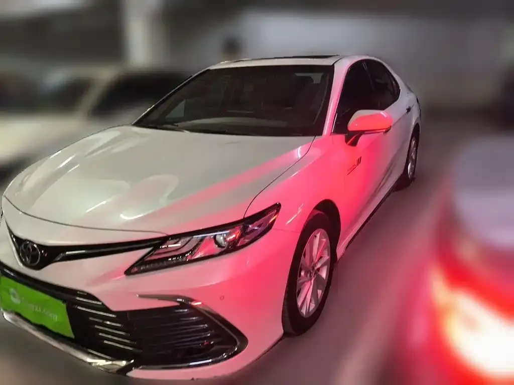 Toyota Camry — фото 1