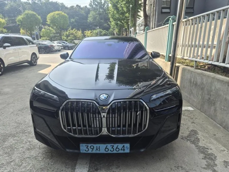 BMW i7 — фото 1