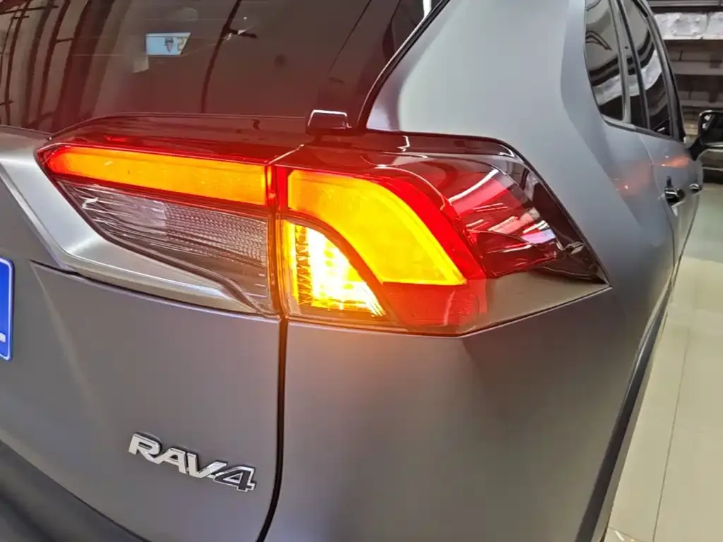Toyota RAV4 — фото 7