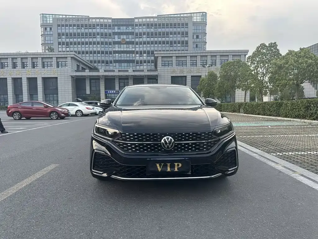 Volkswagen Passat — фото 1