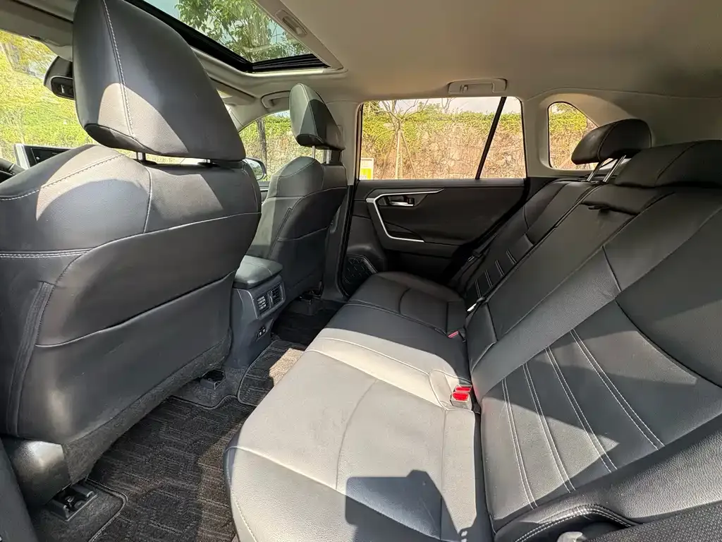 Toyota RAV4 — фото 2