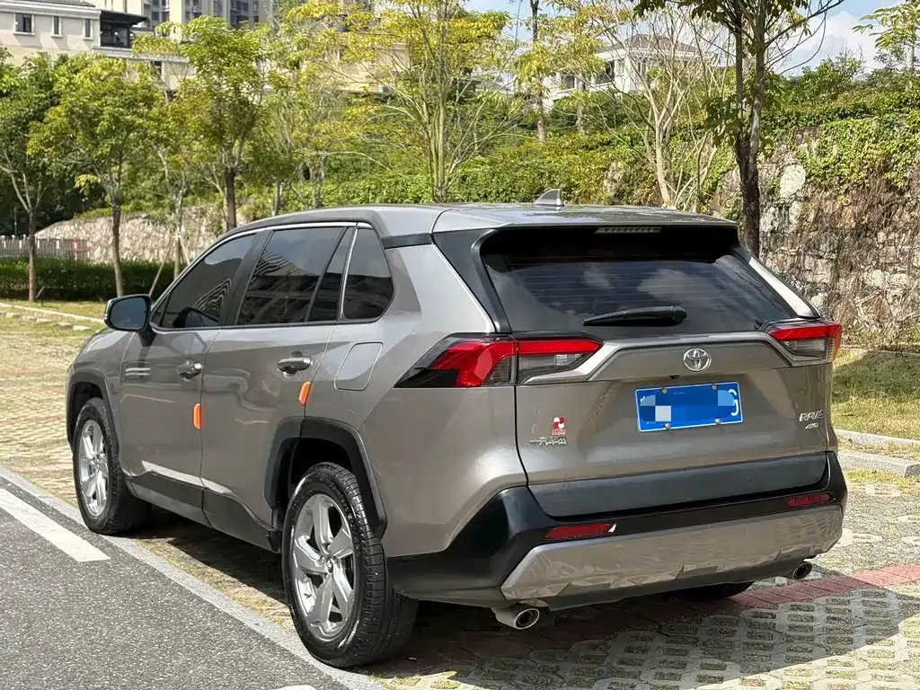 Toyota RAV4 — фото 7