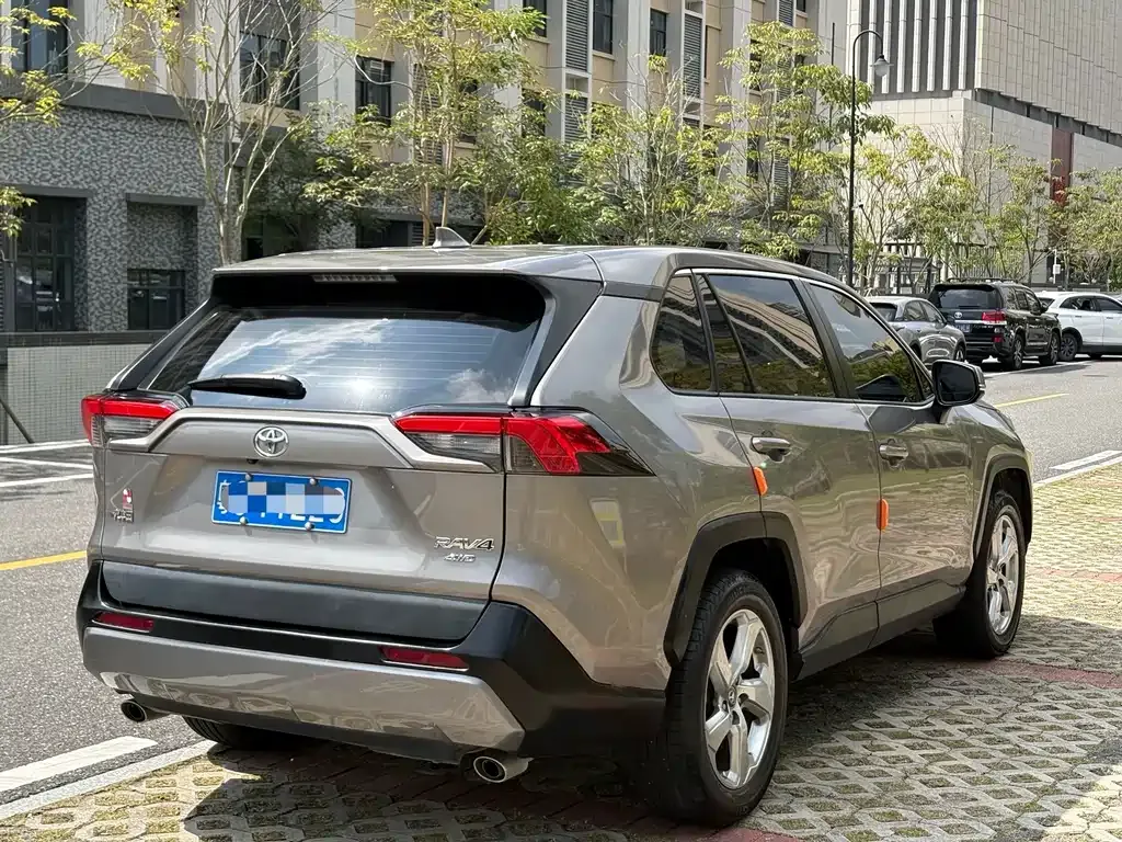 Toyota RAV4 — фото 5