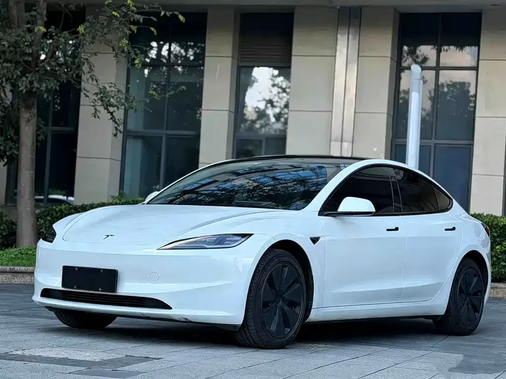 Tesla Model 3 — фото 1