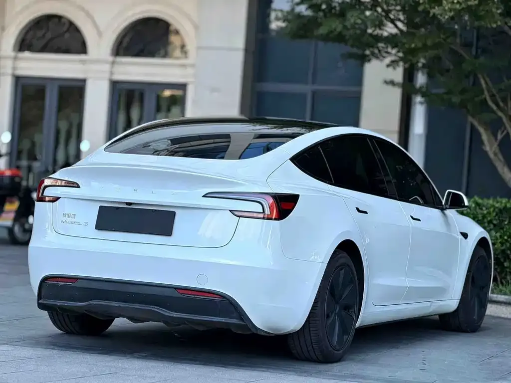 Tesla Model 3 — фото 10