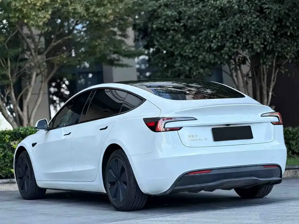 Tesla Model 3 — фото 3