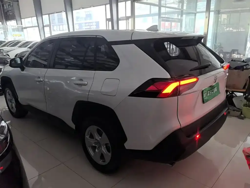Toyota RAV4 — фото 4