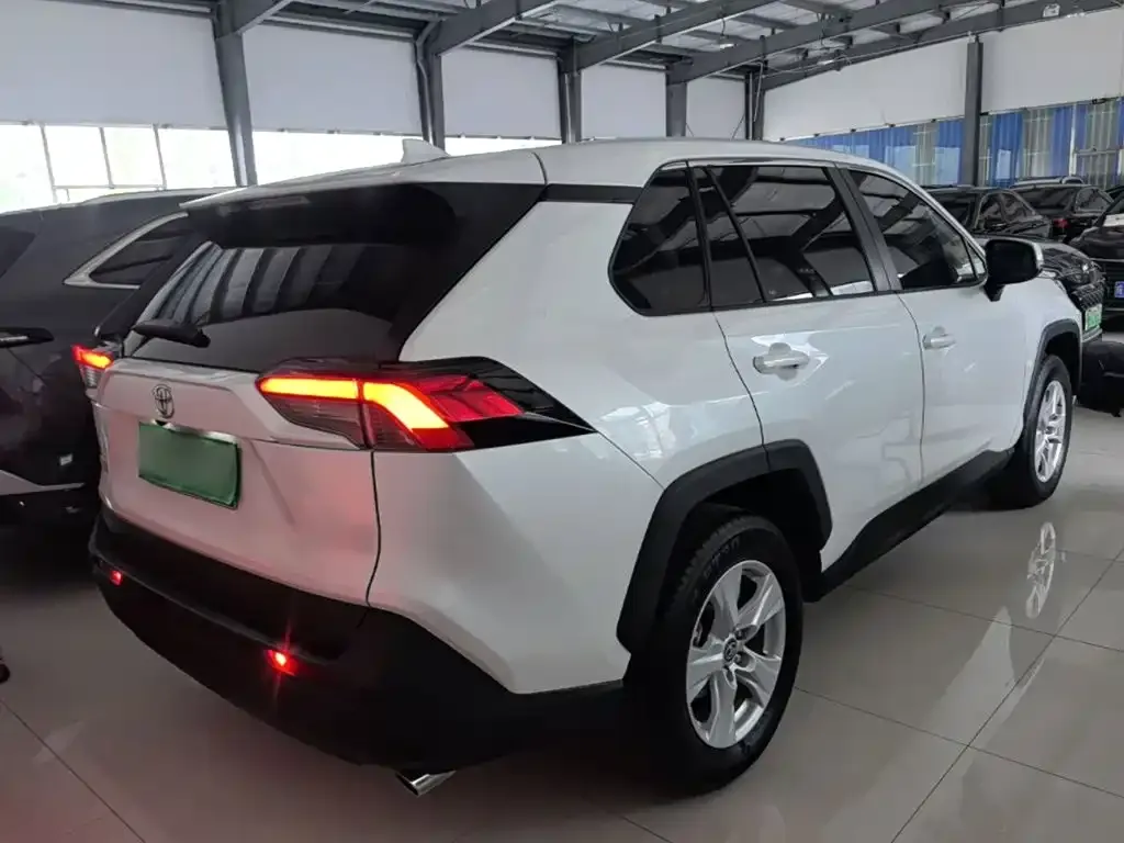 Toyota RAV4 — фото 9