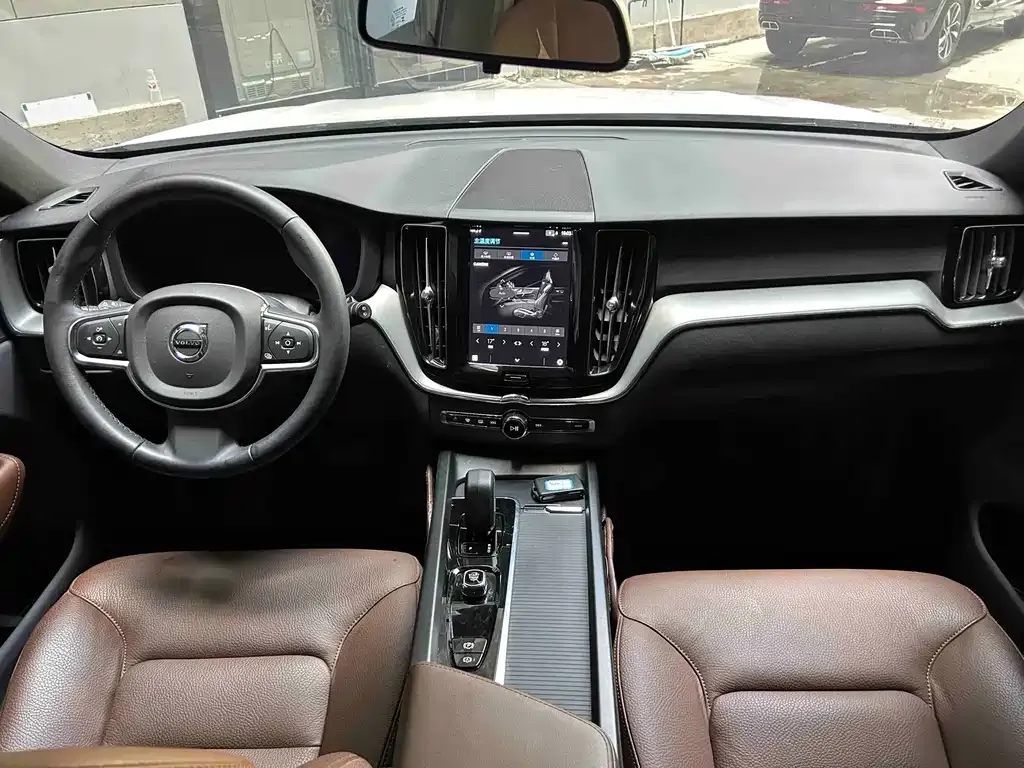 Volvo XC60 — фото 6