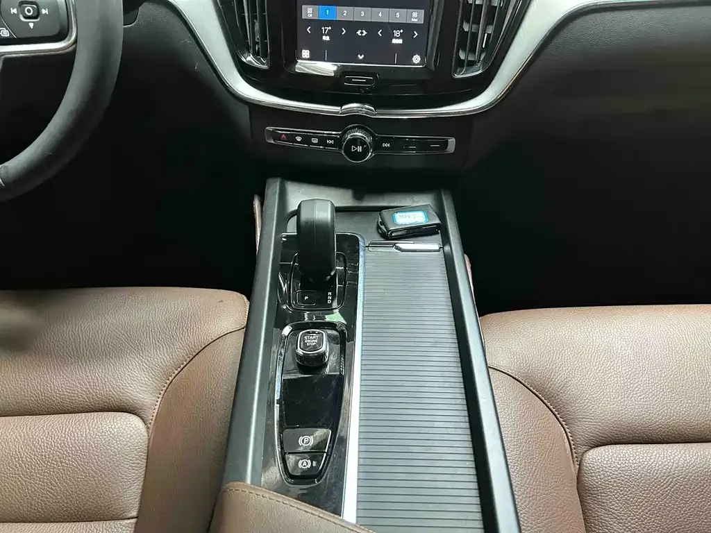 Volvo XC60 — фото 4