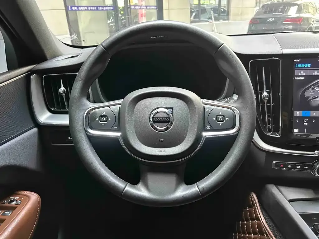 Volvo XC60 — фото 10