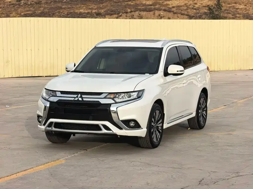 Mitsubishi Outlander — фото 1