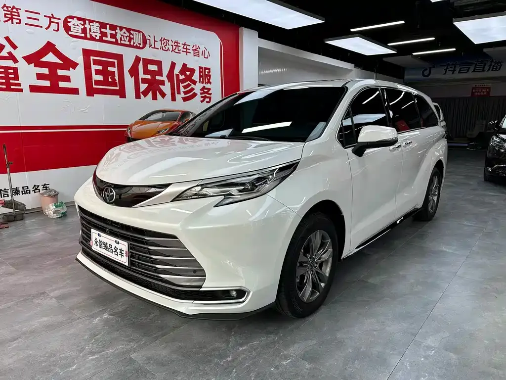Toyota Sienna — фото 1