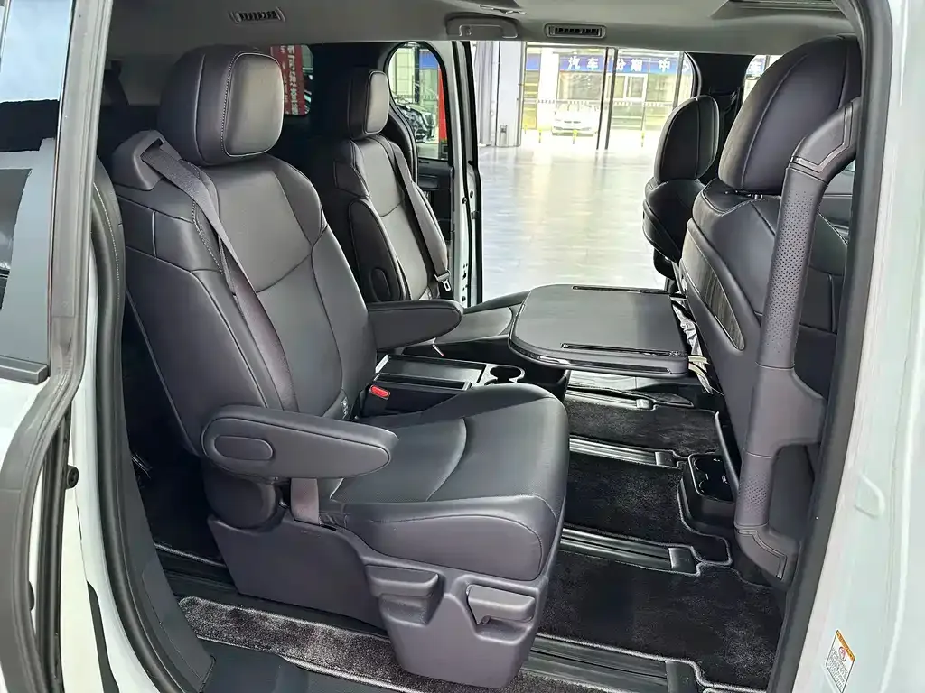 Toyota Sienna — фото 5
