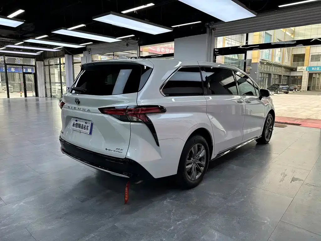 Toyota Sienna — фото 2