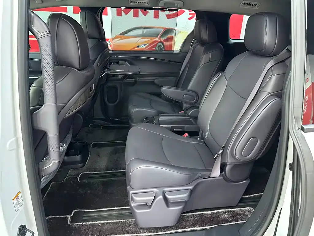 Toyota Sienna — фото 3
