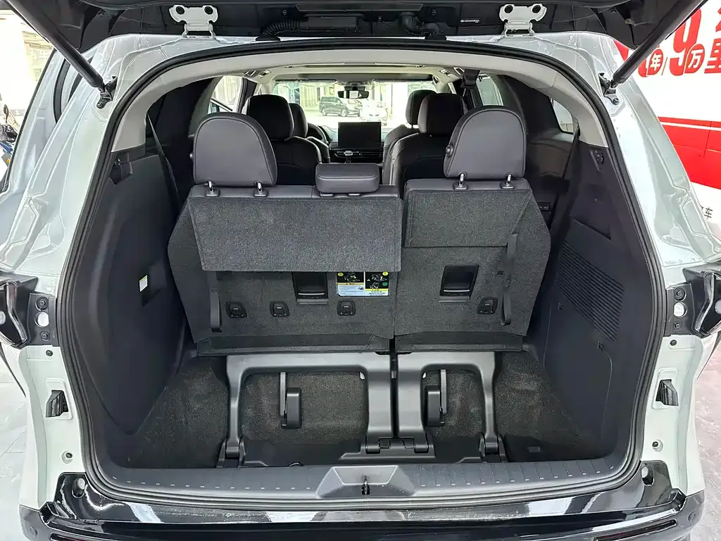 Toyota Sienna — фото 10