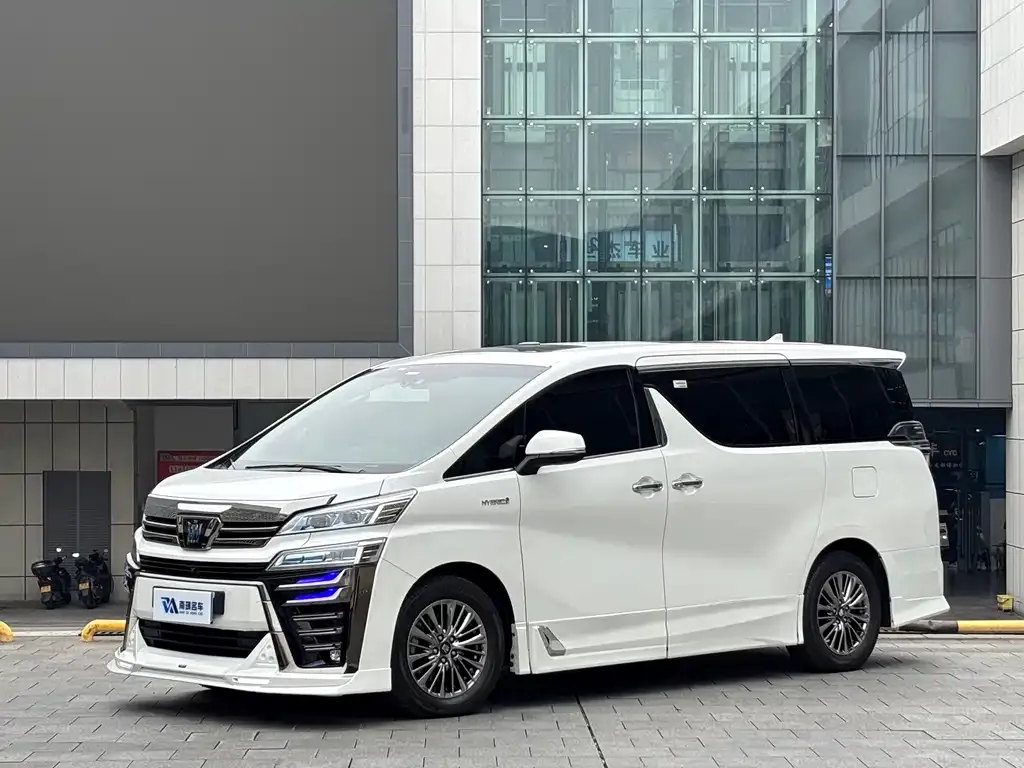 Toyota Vellfire — фото 1