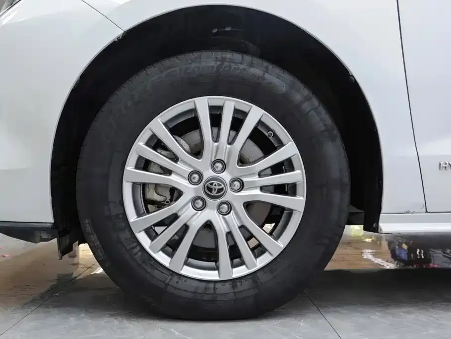 Toyota Sienna — фото 2