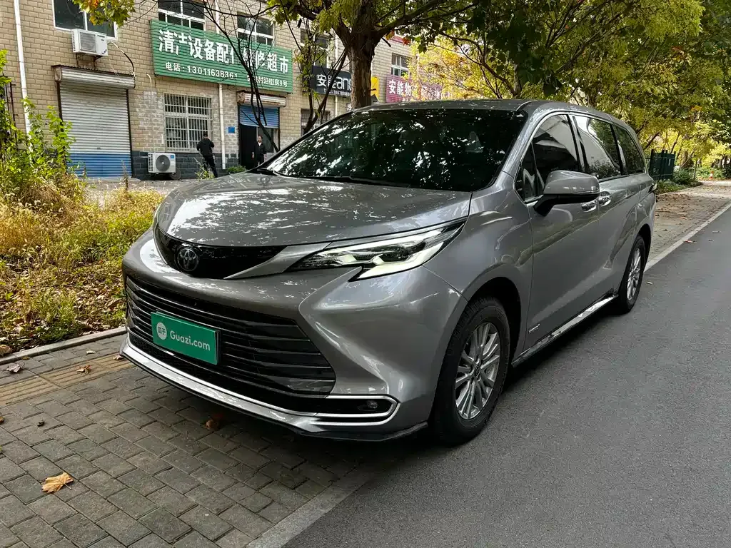 Toyota Sienna — фото 1