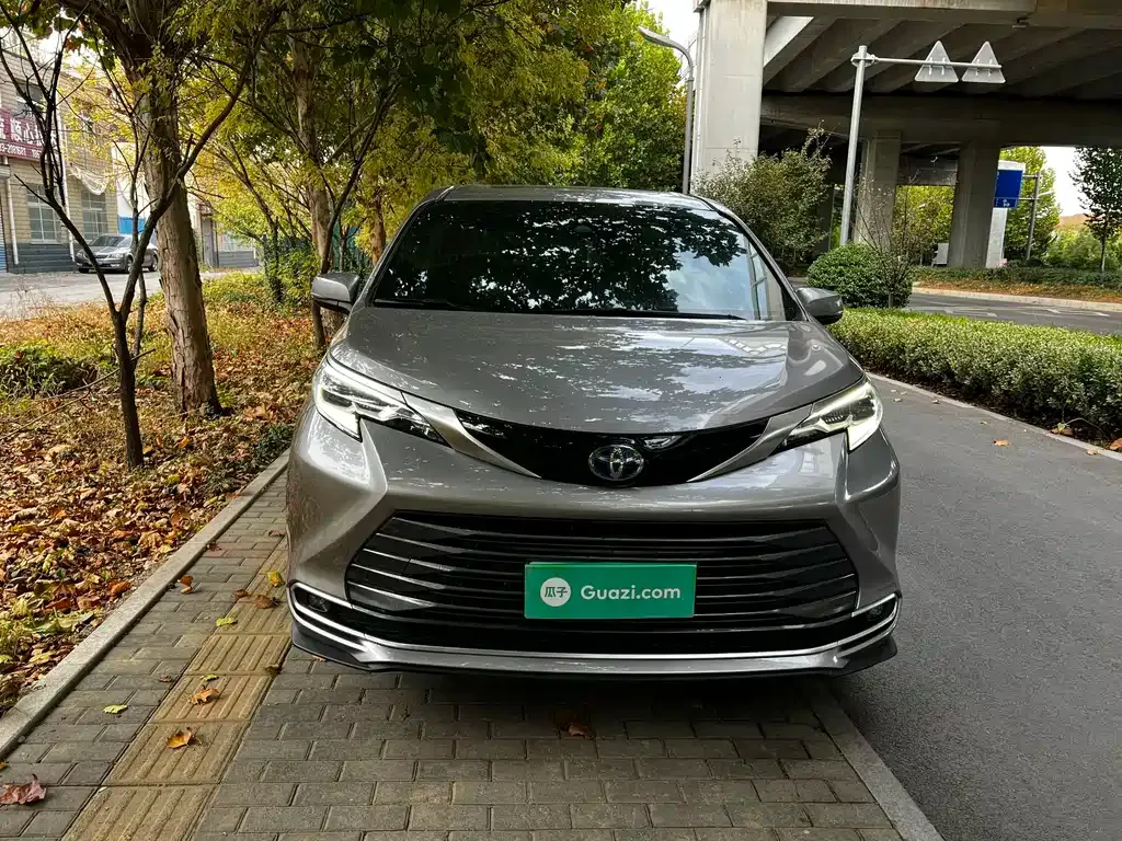 Toyota Sienna — фото 3