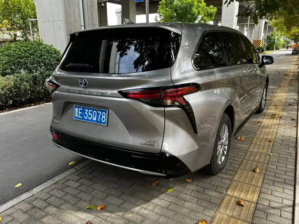 Toyota Sienna — фото 10