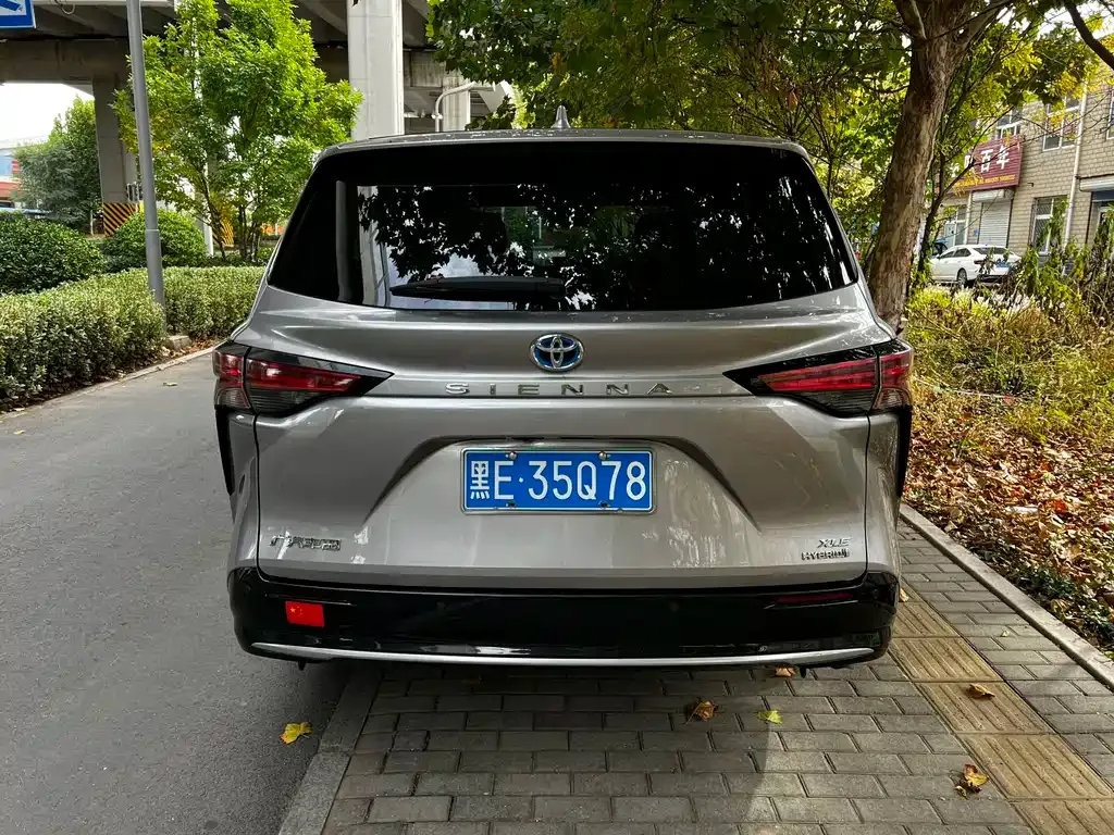 Toyota Sienna — фото 4