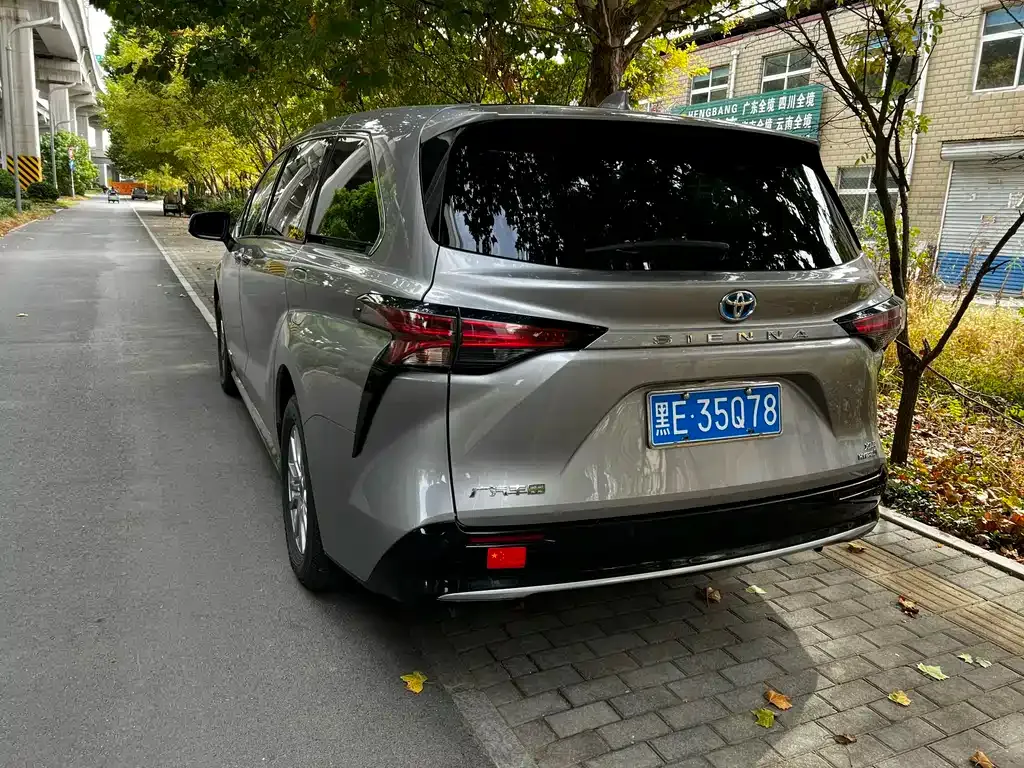 Toyota Sienna — фото 9