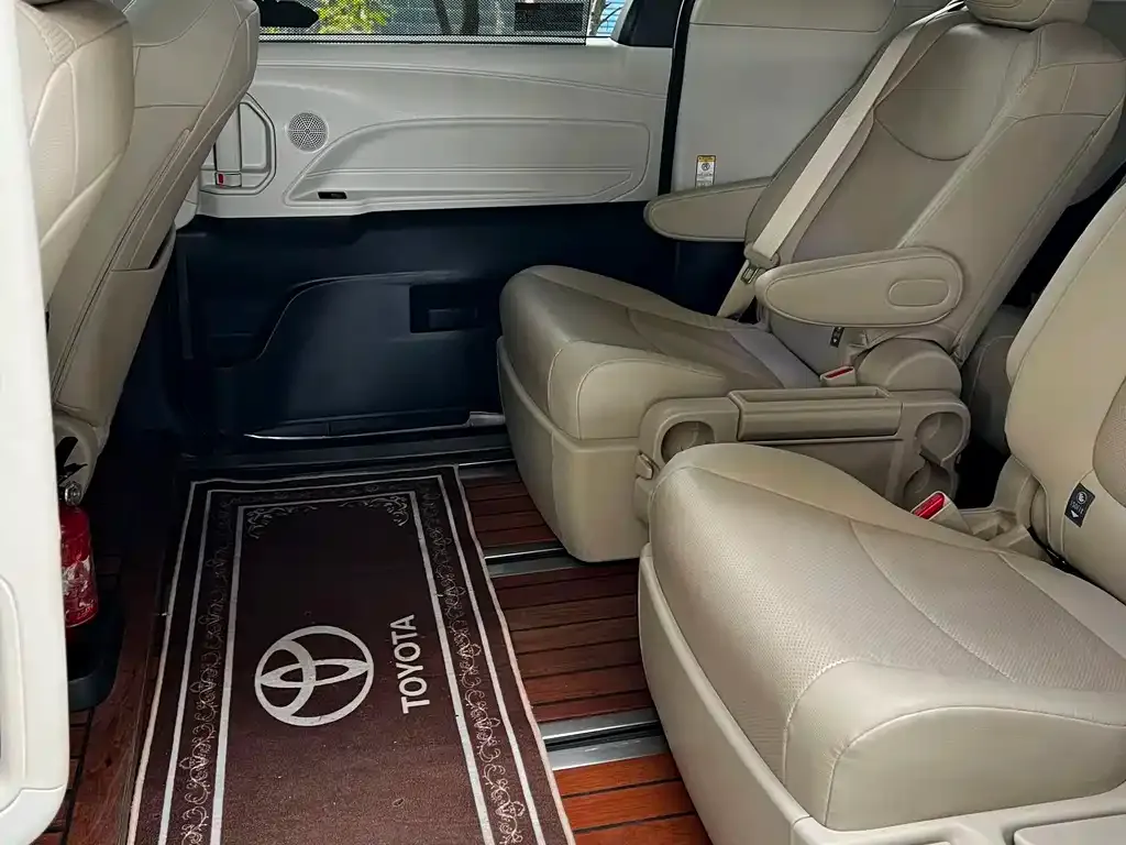 Toyota Sienna — фото 7