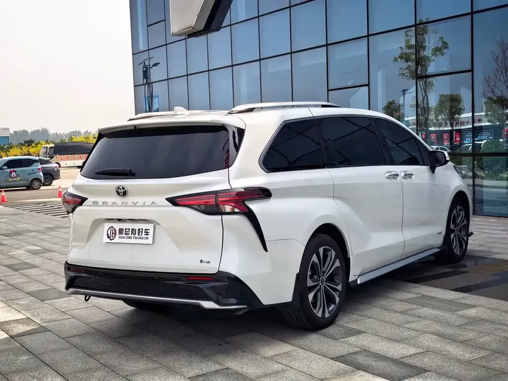 Toyota Granvia — фото 9