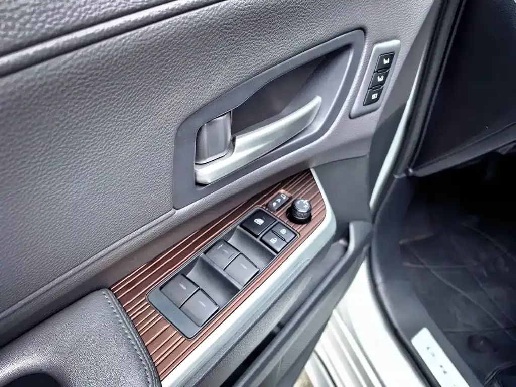Toyota Granvia — фото 8