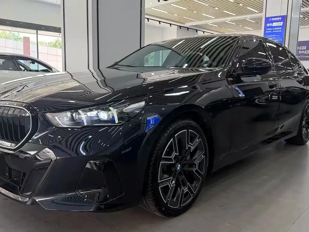 BMW 5 Series — фото 1