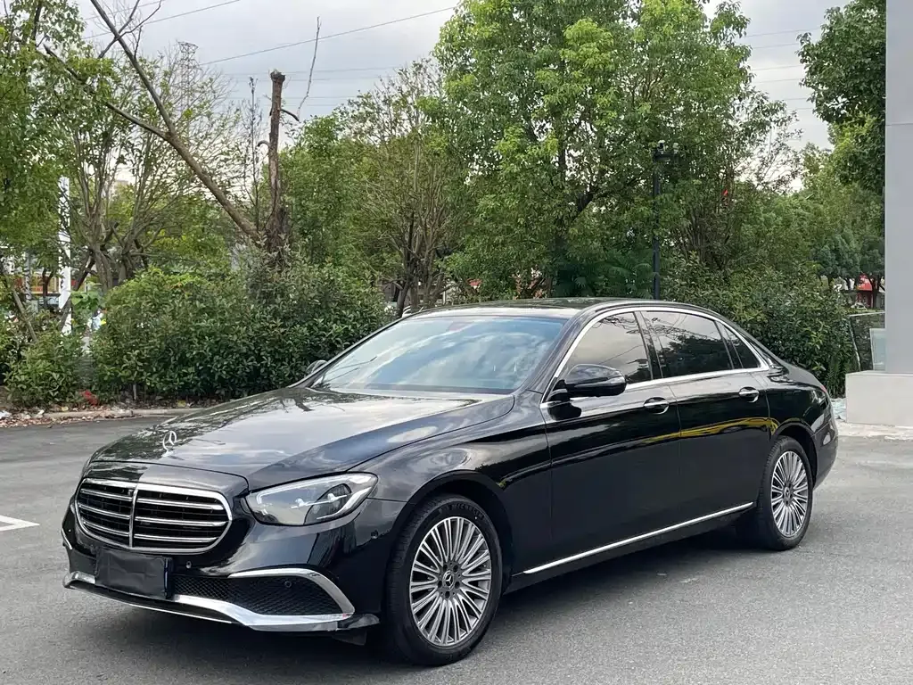 Mercedes-Benz E-Class — фото 1
