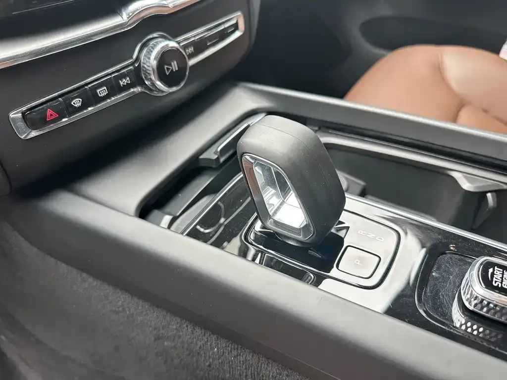 Volvo XC60 — фото 4
