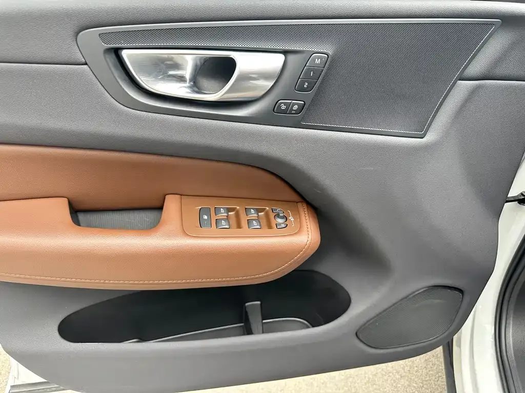 Volvo XC60 — фото 10