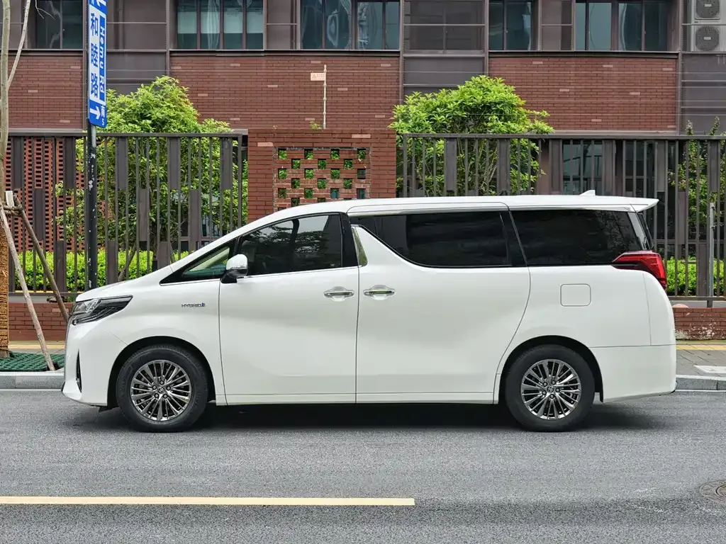 Toyota Alphard — фото 5