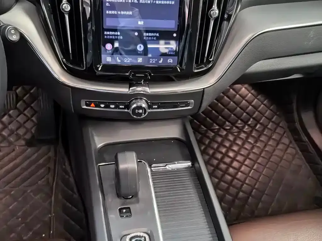 Volvo XC60 — фото 10