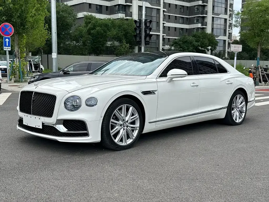 Bentley Flying Spur PHEV — фото 1