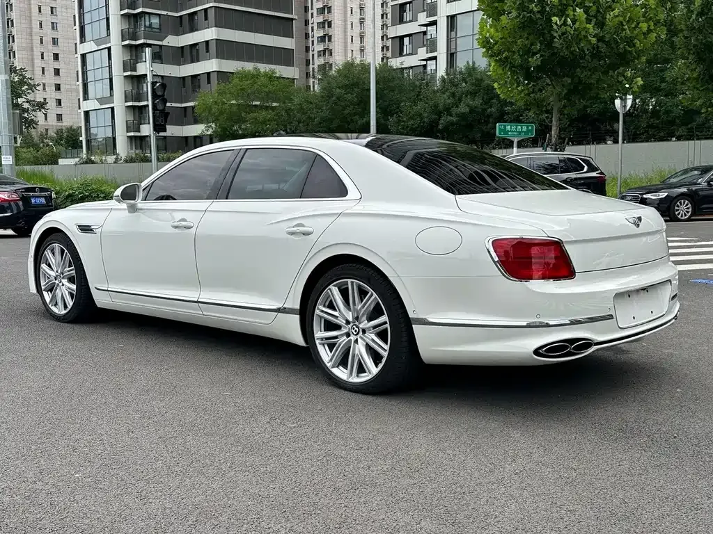 Bentley Flying Spur PHEV — фото 5