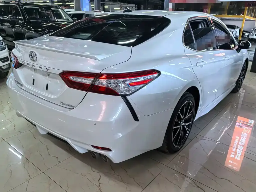 Toyota Camry — фото 3
