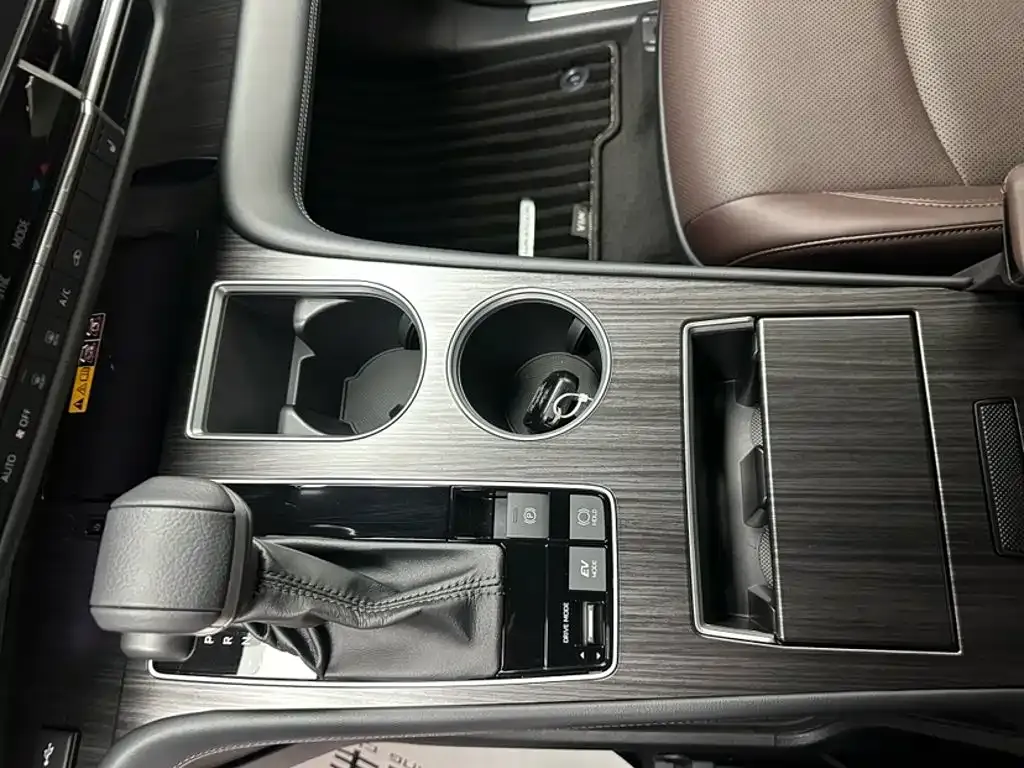 Toyota Granvia — фото 6
