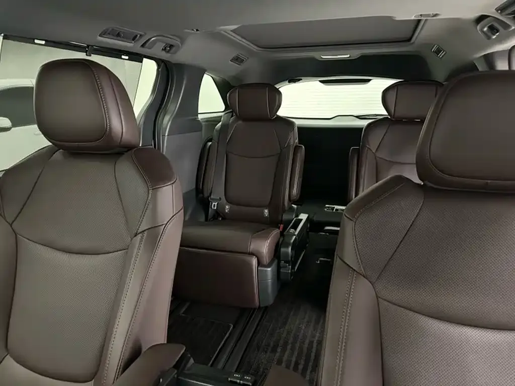 Toyota Granvia — фото 7